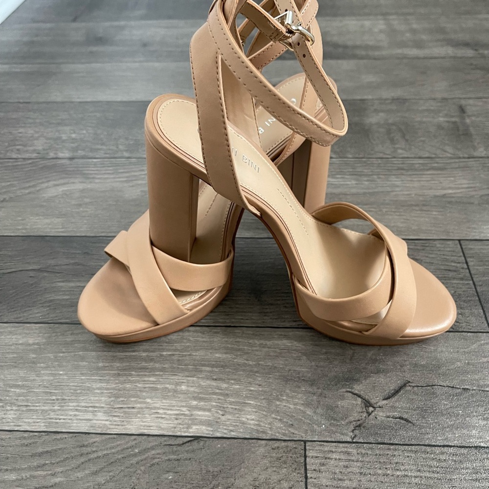 NWOT Nude Gianni Bini Heels